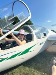 nil-sophie-wilms-erster-alleinflug-segelflug-768x1024